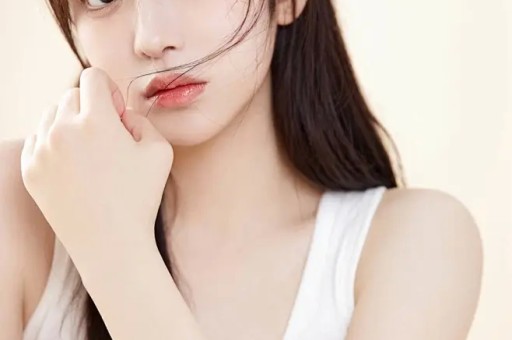 真猛！女演员周也卧室亲密被拍拥抱接吻一条龙粉丝提醒拉窗帘