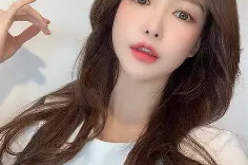 迪丽热巴深V造型登热搜引争议粉丝心疼担心走光审美讨论激烈